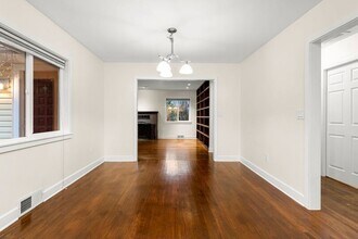 9702 SW Brookside Dr in Portland, OR - Building Photo - Building Photo