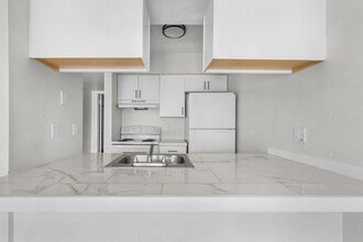 The Lakeside at 2315 in Ft. Myers, FL - Building Photo - Building Photo