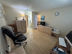 7249 Parkside Villas Dr N in St. Petersburg, FL - Building Photo - Building Photo