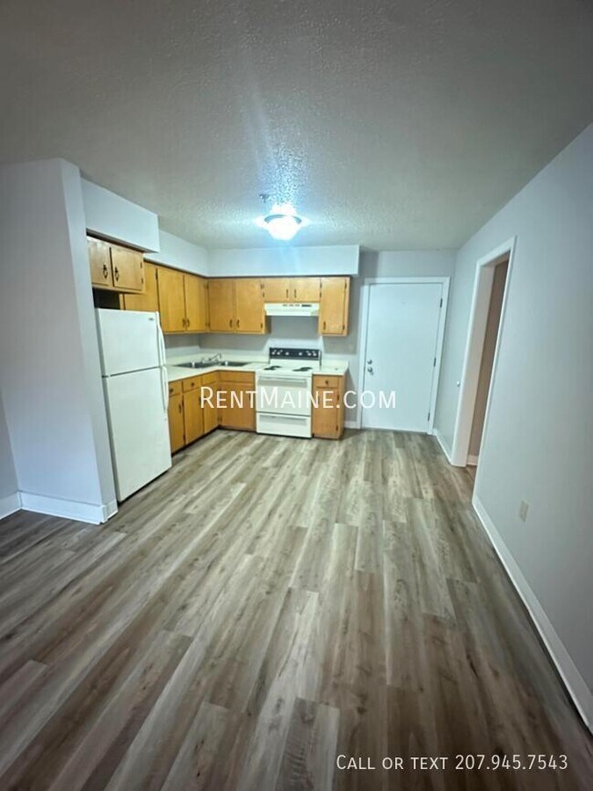 46 Baker St, Unit 5 in Clinton, ME - Building Photo - Building Photo