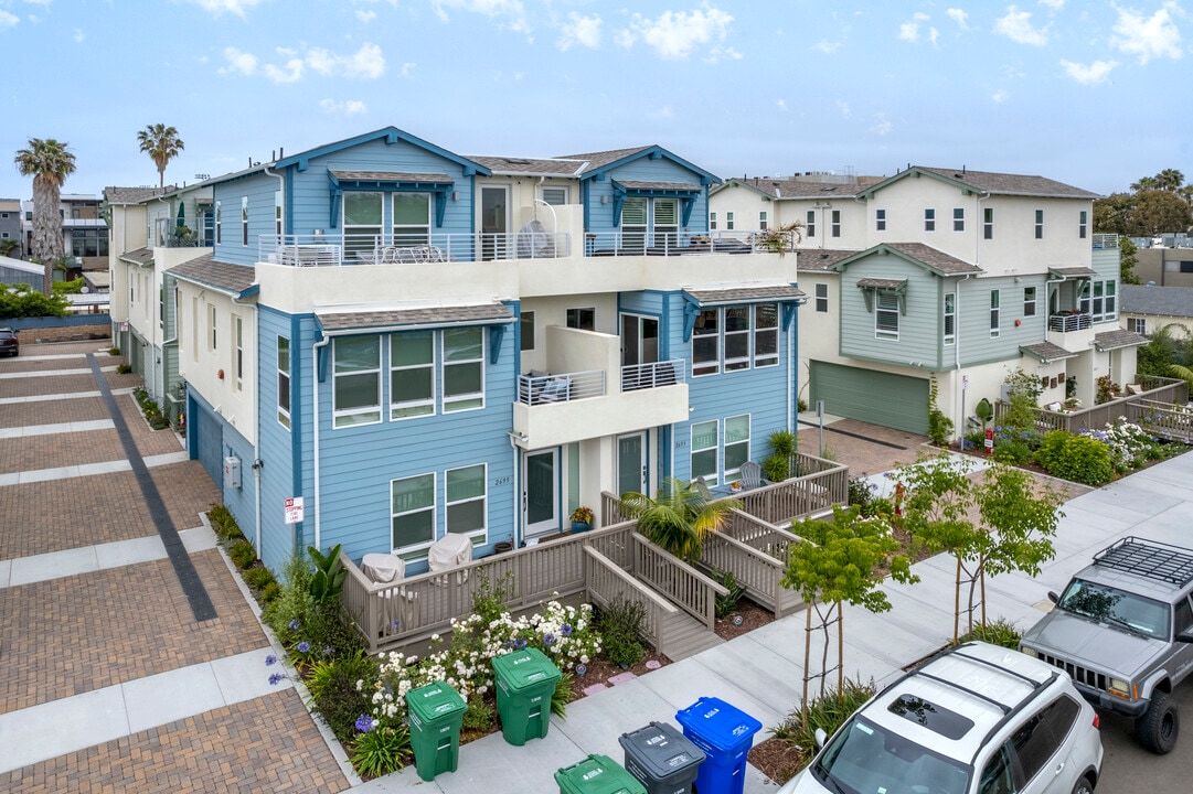 2675-2777 Roosevelt St in Carlsbad, CA - Foto de edificio