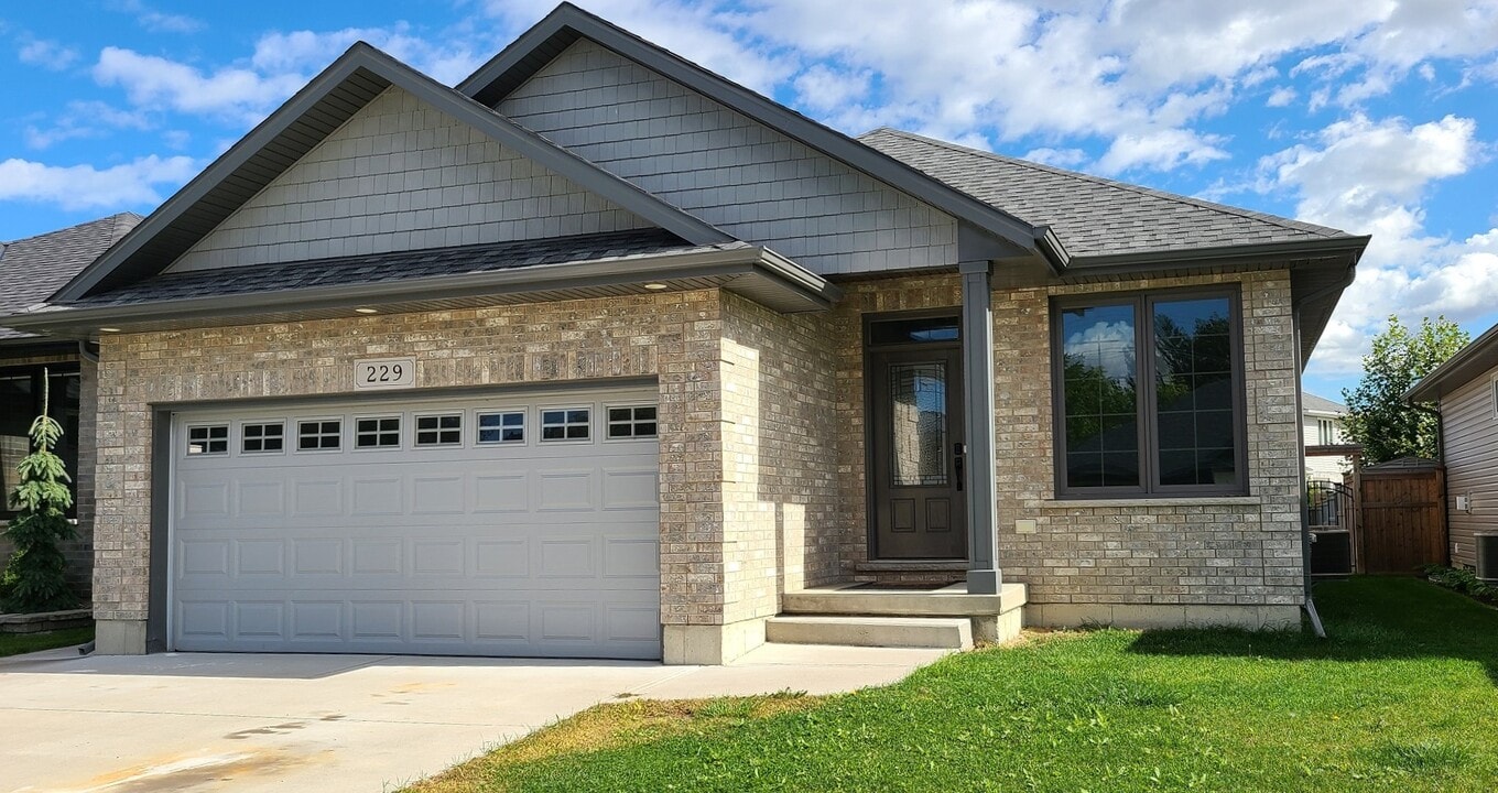229 Meadowlark Ln in Sarnia, ON - Building Photo