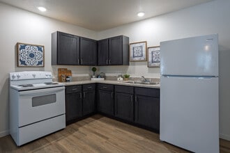 YellowBanks III LLC in Pleasant Hill, IA - Foto de edificio - Interior Photo