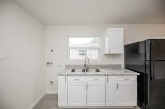 5040 Mallow St in Houston, TX - Foto de edificio - Building Photo