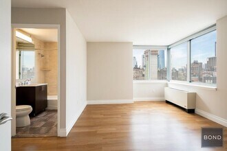 776 Sixth Avenue in New York, NY - Building Photo - Building Photo