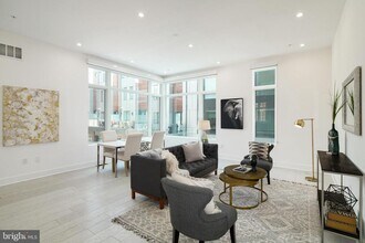 142 S Front St in Philadelphia, PA - Building Photo - Building Photo