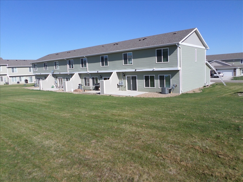 26th Street Townhomes in Mandan, ND - Building Photo