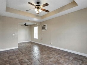 5846 Elm Valley Dr in San Antonio, TX - Foto de edificio - Building Photo