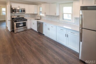 209 Runyon Ave in Middlesex, NJ - Foto de edificio - Building Photo