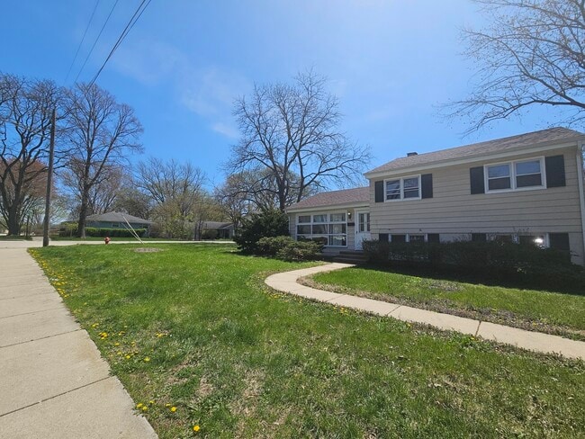 711 Warwick Ave in Barrington, IL - Building Photo - Building Photo