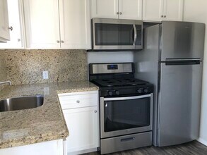 1815 W Victory Blvd in Burbank, CA - Building Photo - Building Photo