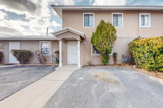 6105 Calle Ocho NW in Albuquerque, NM - Building Photo - Building Photo