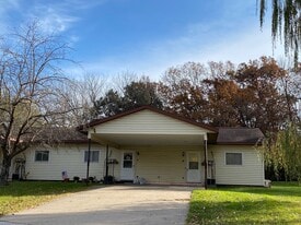 2118 Kyle Ln in Onalaska, WI - Building Photo