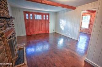 424 Sunset Forest Dr in Hawley, PA - Foto de edificio - Building Photo