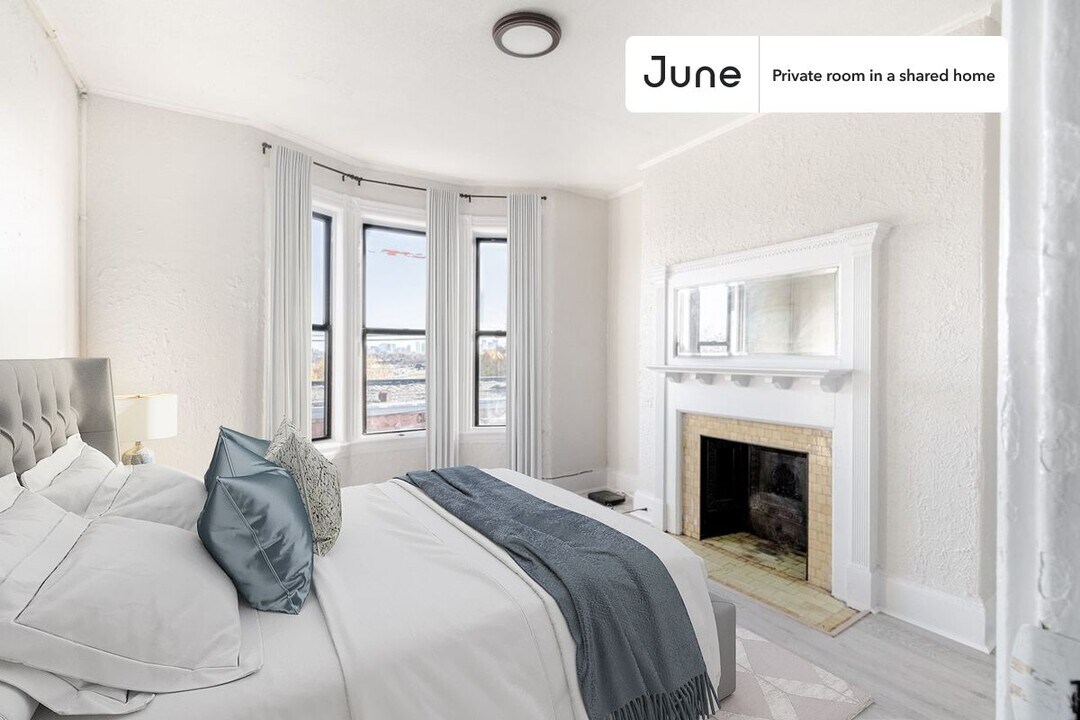 Private bedroom in 4 bed/1 bath Home in Boston, MA - Building Photo