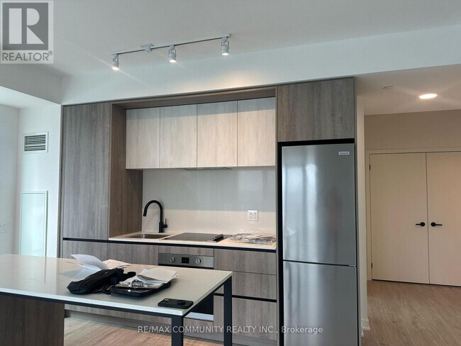 2495 Eglinton Ave W in Mississauga, ON - Building Photo - Building Photo