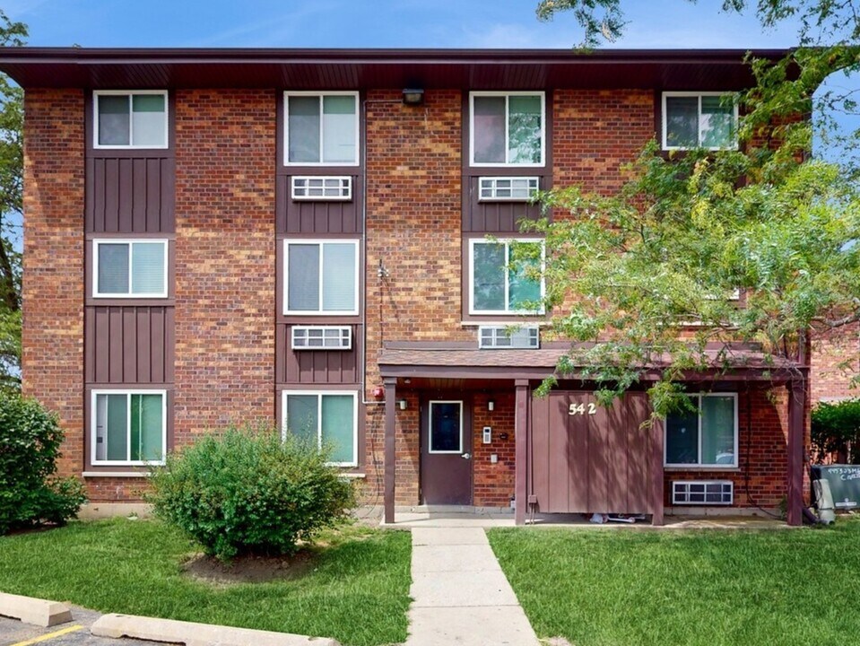 29W542 Country Ridge Dr in Warrenville, IL - Building Photo