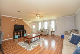 9930 Swallow Dr in Conroe, TX - Foto de edificio - Building Photo