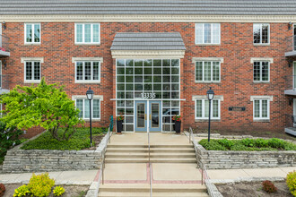 Elm Grove Terrace in Elm Grove, WI - Foto de edificio - Building Photo
