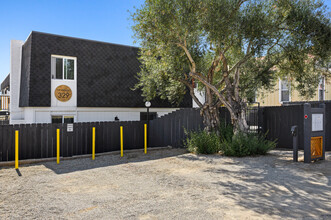 329 N Pico Ave in Fallbrook, CA - Foto de edificio - Primary Photo