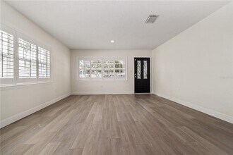 5009 W Neptune Way in Tampa, FL - Building Photo - Building Photo