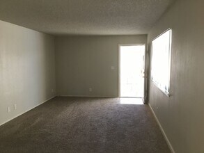 1041 Cherry Ln in Clovis, CA - Building Photo - Building Photo