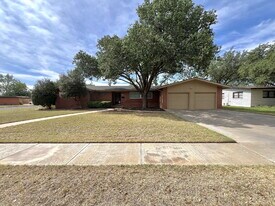 3301 39th St in Lubbock, TX - Building Photo