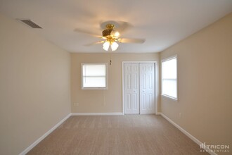 1003 Alpine Dr in Brandon, FL - Building Photo - Building Photo