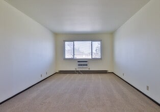 Varsity Square Apartments in Dekalb, IL - Foto de edificio - Building Photo