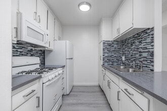 Montecito in Hawthorne, CA - Building Photo - Interior Photo