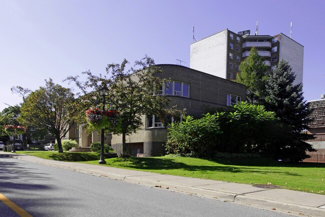 Royal Park Apartments in Brampton, ON - Building Photo - Building Photo