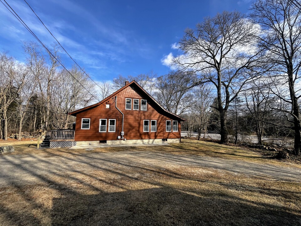 1495 Ten Rod Rd, Unit 1 in North Kingstown, RI - Building Photo