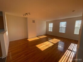 331 Gawron Ct in Sayreville, NJ - Building Photo