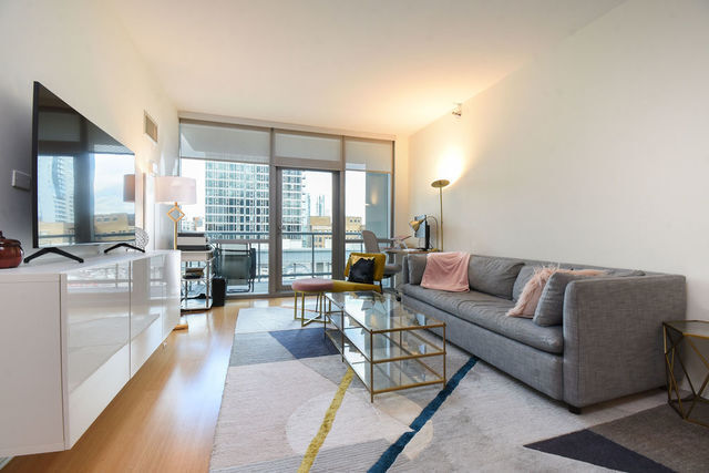 property at 123 S Green St