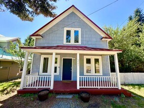 321 W 4th St in Cle Elum, WA - Building Photo - Building Photo