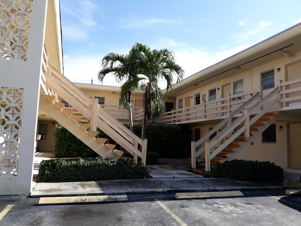 965 W 29th St, Unit 4 in Hialeah, FL - Building Photo