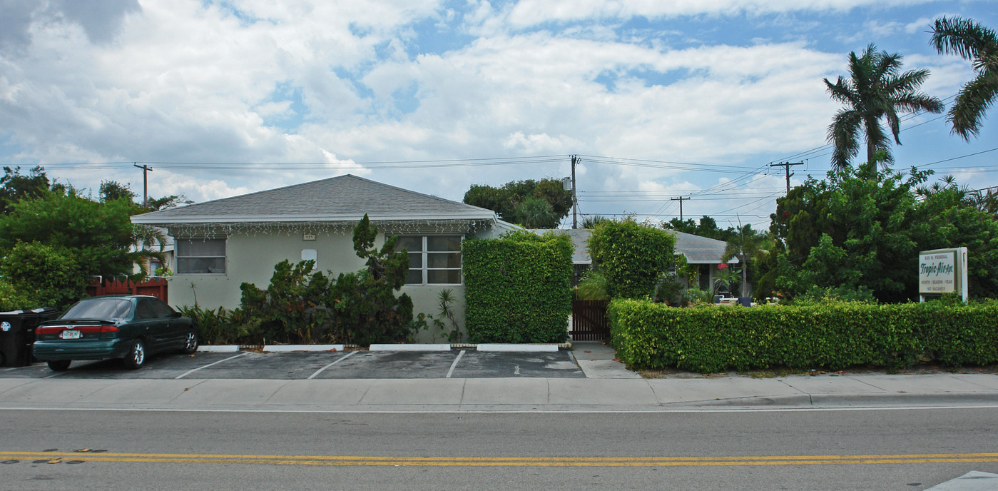 925 N Federal Hwy in Lake Worth, FL - Building Photo