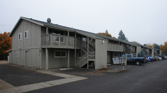 Keizer Plaza Apartments in Keizer, OR - Foto de edificio - Building Photo