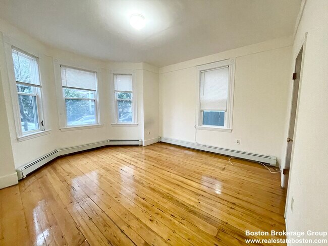 1572 Tremont St, Unit 1 in Boston, MA - Foto de edificio - Building Photo