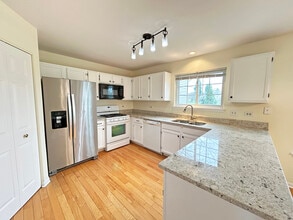 6146 Golfview Dr in Gurnee, IL - Building Photo - Building Photo