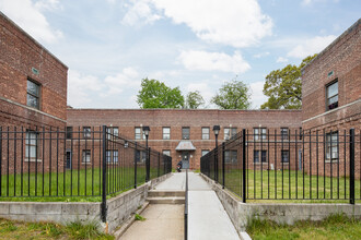 21203 102nd Ave in Queens Village, NY - Foto de edificio - Building Photo