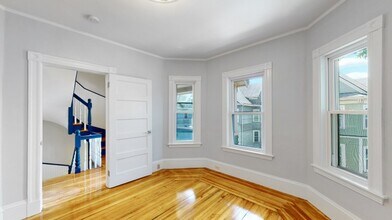 57 Hawthorne St, Unit #2 in Somerville, MA - Foto de edificio - Building Photo