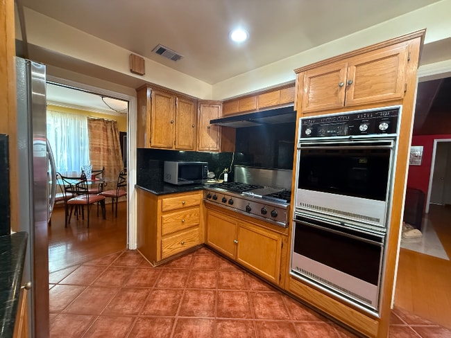 15719 Vose St in Los Angeles, CA - Building Photo - Building Photo