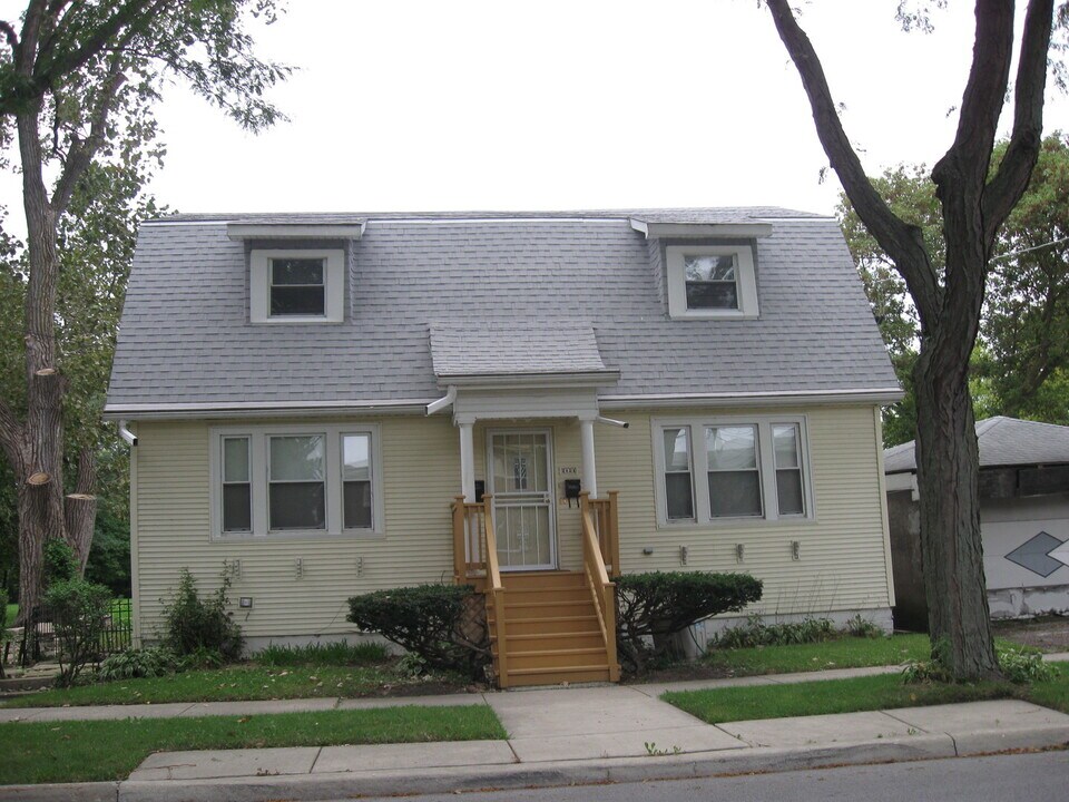 2121 Foster St in Evanston, IL - Building Photo