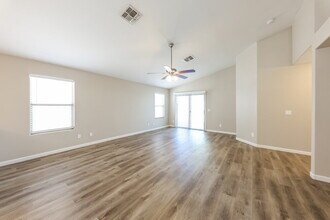 10016 W Gross Ave in Tolleson, AZ - Foto de edificio - Building Photo