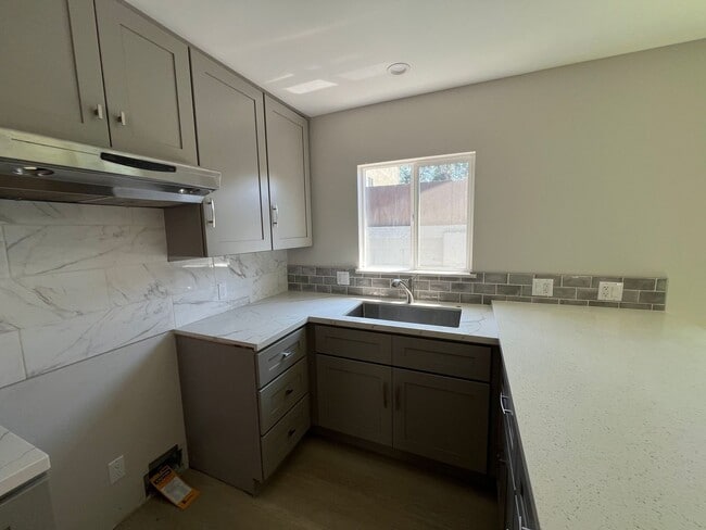 617 W 51st St in Los Angeles, CA - Building Photo - Building Photo