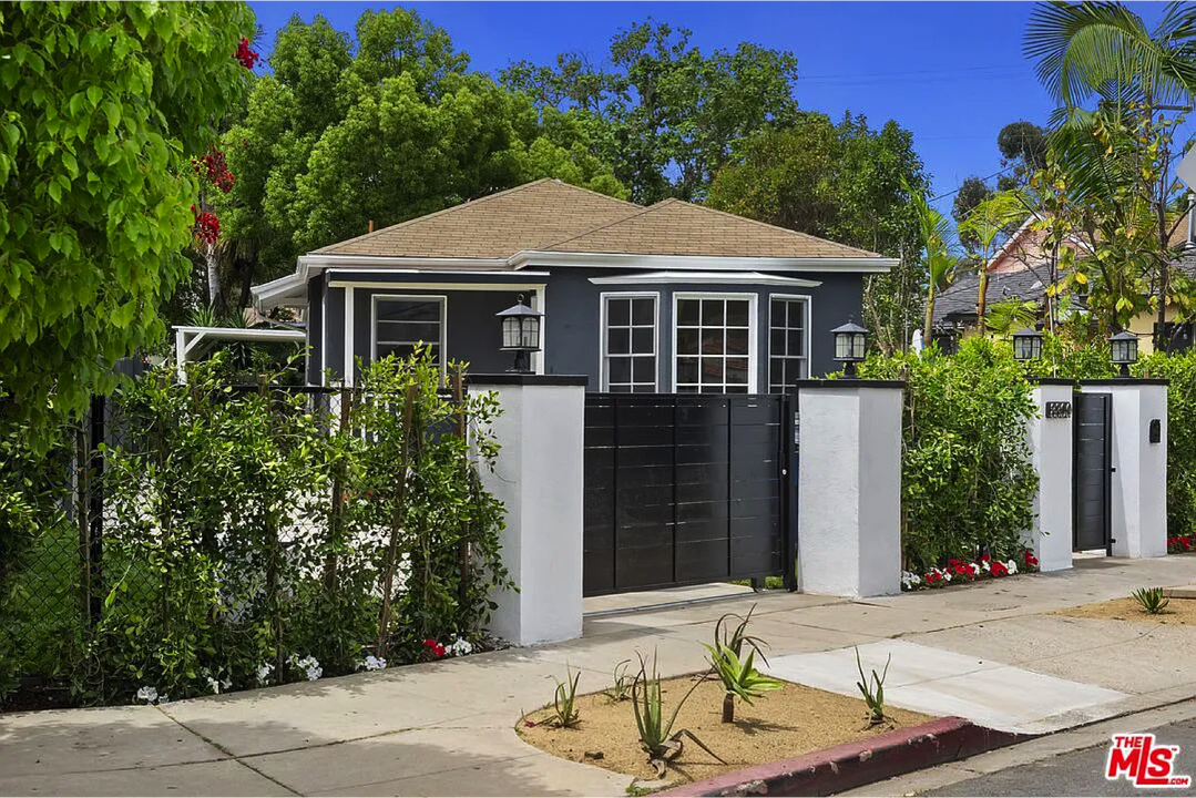 8800 Cattaraugus Ave in Los Angeles, CA - Foto de edificio