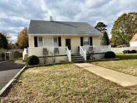 520 Lloyd Rd in Toms River, NJ - Building Photo