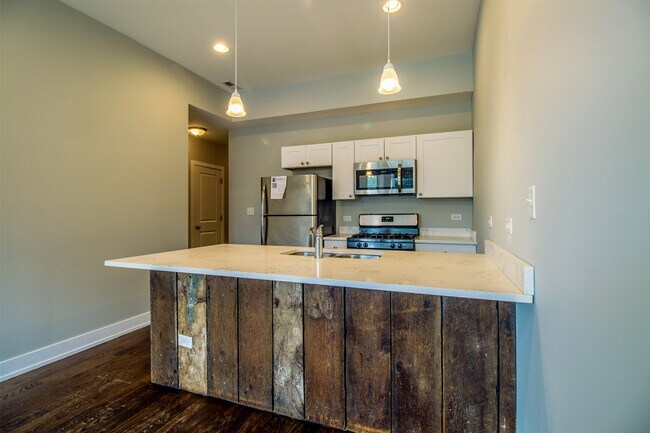 2228 W Cermak Rd in Chicago, IL - Building Photo - Building Photo
