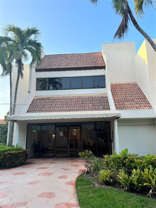 301 Racquet Club Rd in Weston, FL - Foto de edificio